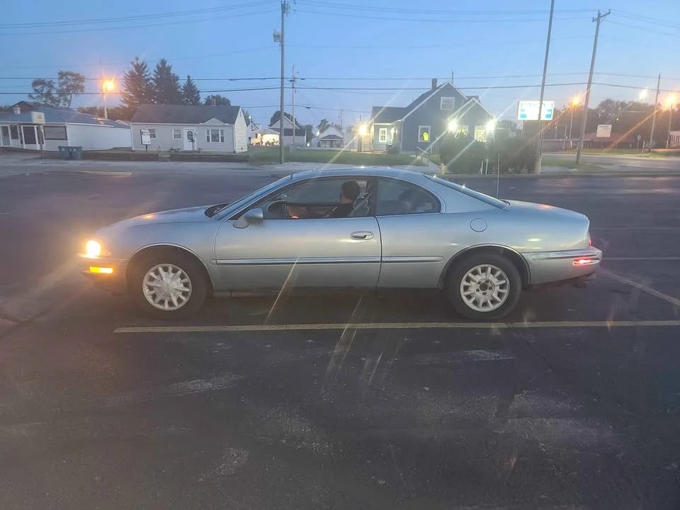 1997 Buick Riviera 8th Gen - Image 6 of 10