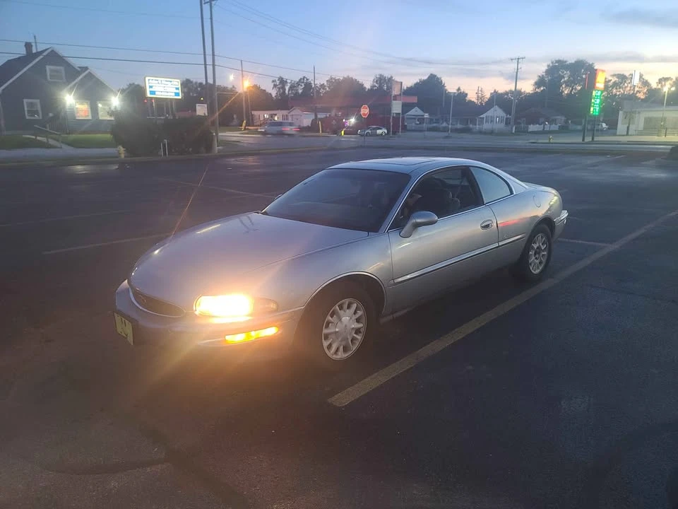 1997 Buick Riviera 8th Gen - Image 5 of 10