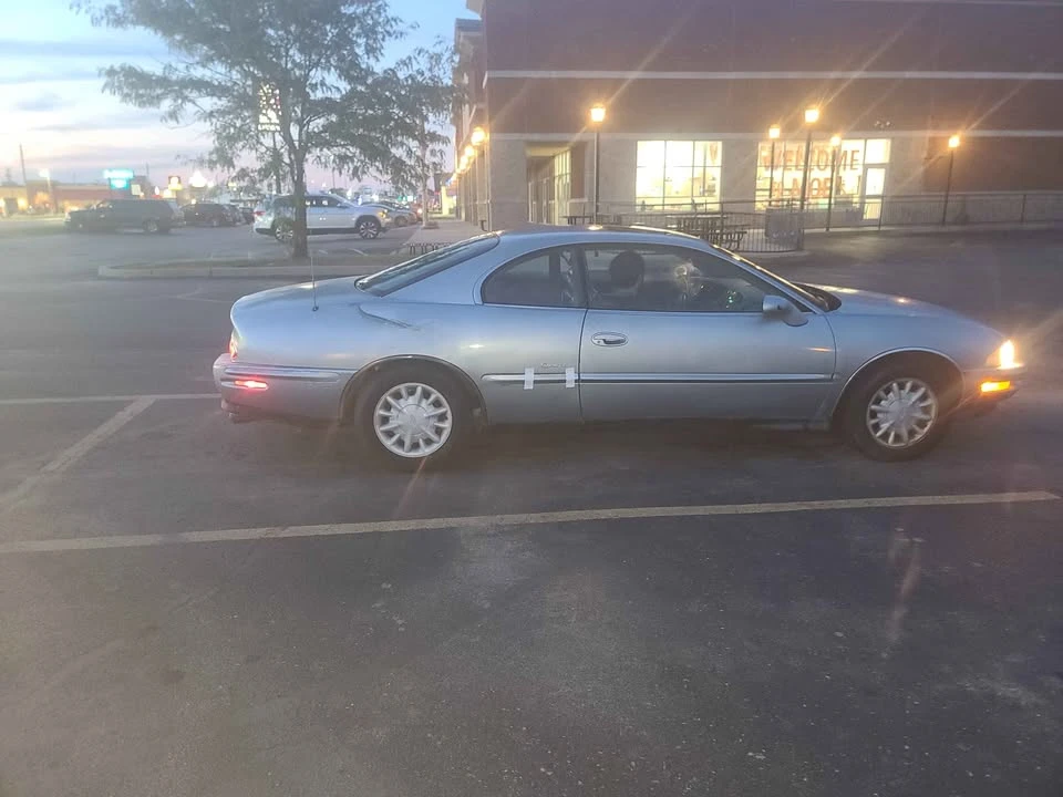 1997 Buick Riviera 8th Gen - Image 2 of 10