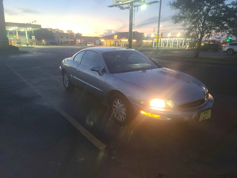 1997 Buick Riviera 8th Gen - Image 4 of 10