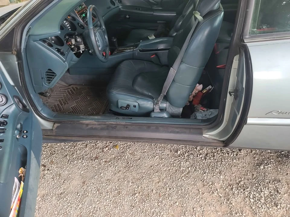 1997 Buick Riviera 8th Gen - Image 8 of 10