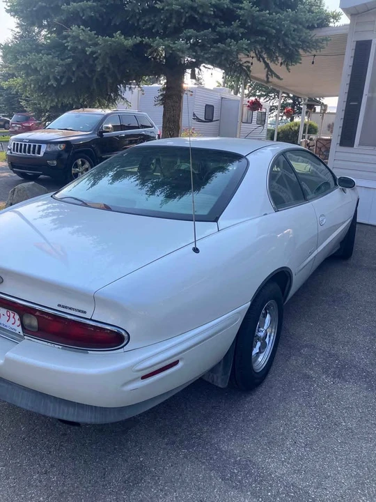 1997 Buick Riviera 8th Gen - Image 5 of 8