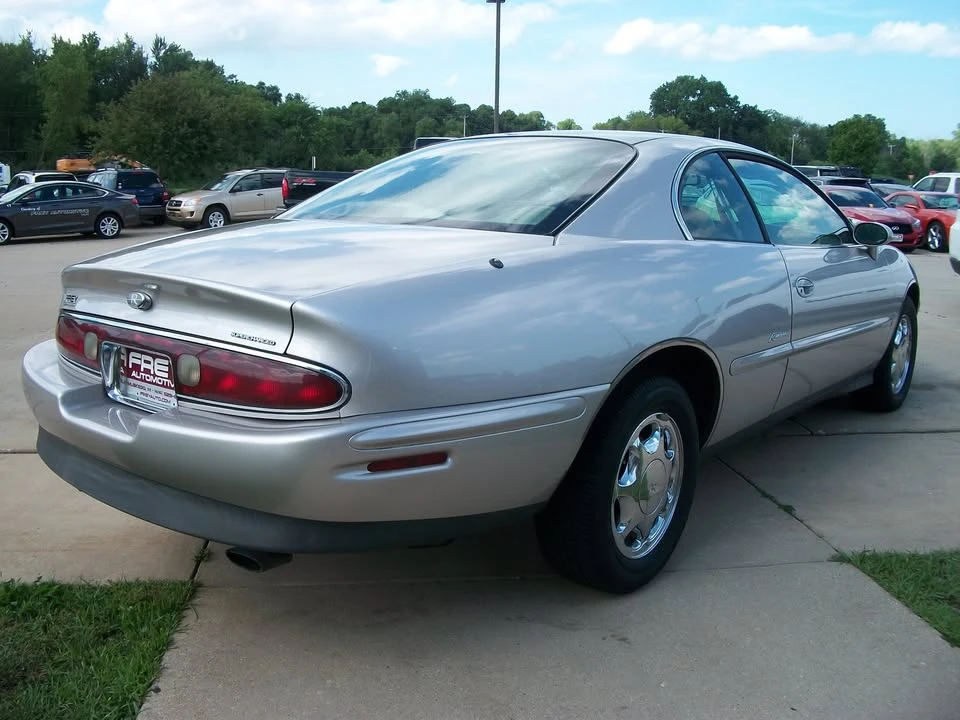 1997 Buick Riviera 8th Gen - Image 5 of 20