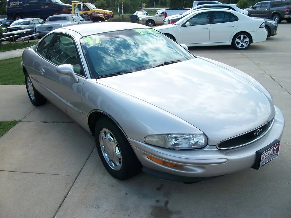 1997 Buick Riviera 8th Gen - Image 9 of 20