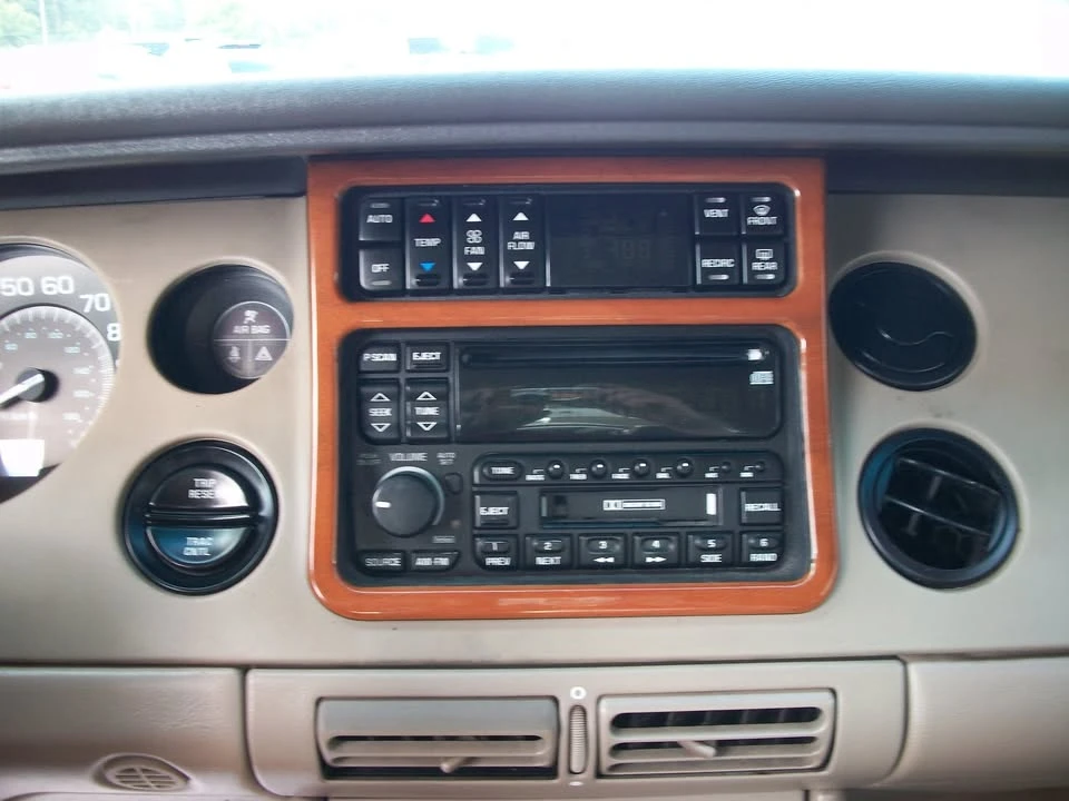 1997 Buick Riviera 8th Gen - Image 16 of 20