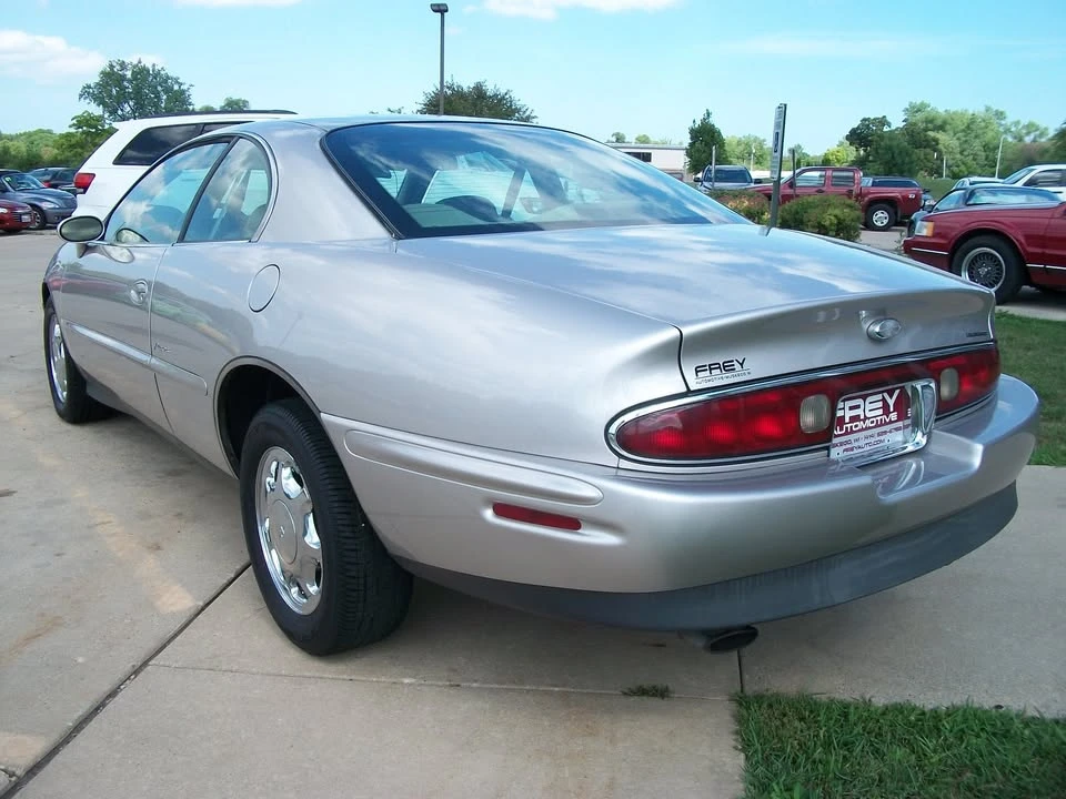 1997 Buick Riviera 8th Gen - Image 3 of 20