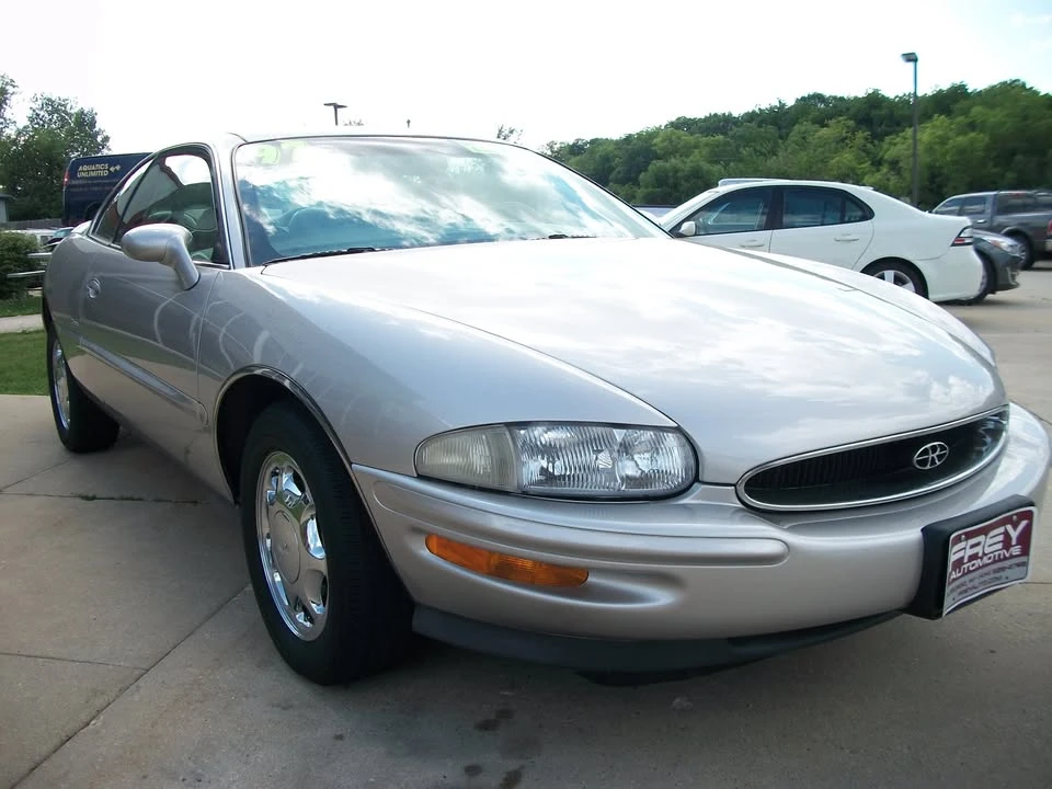 1997 Buick Riviera 8th Gen - Image 7 of 20