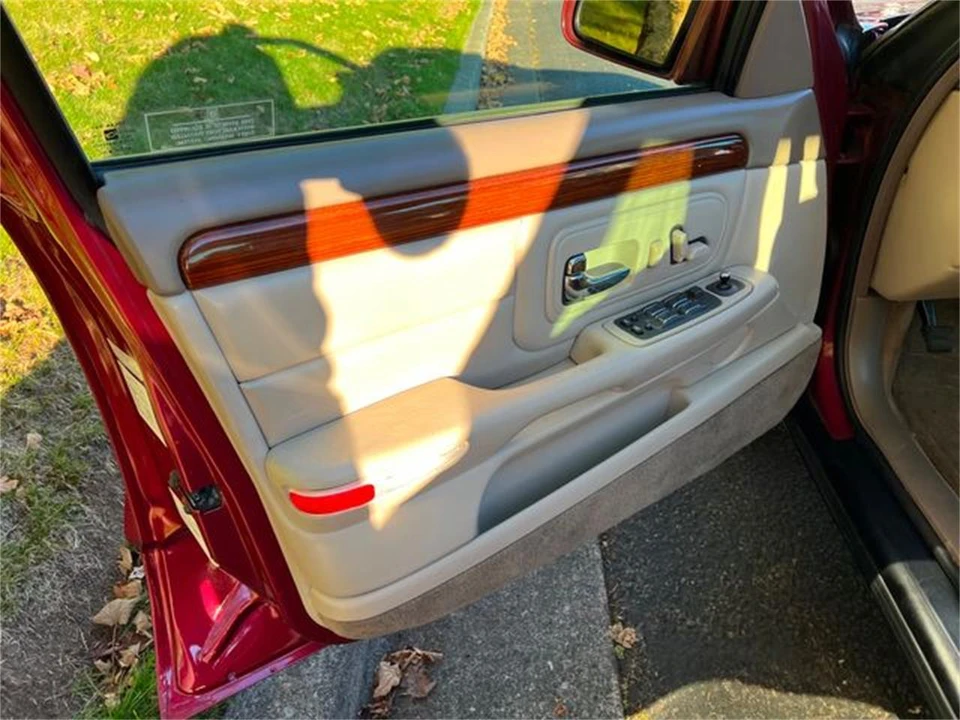1997 Cadillac DeVille 7th Gen - Image 18 of 31
