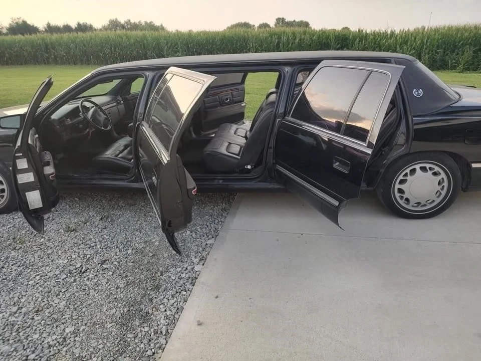 1997 Cadillac DeVille 7th Gen - Image 2 of 7