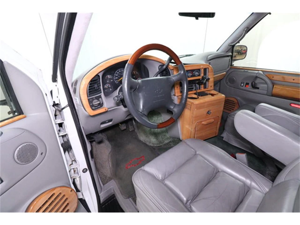 1997 Chevrolet Astro - Image 9 of 31