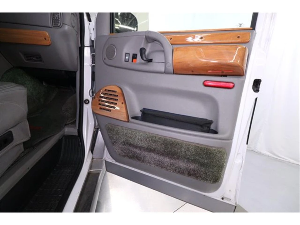 1997 Chevrolet Astro - Image 24 of 31