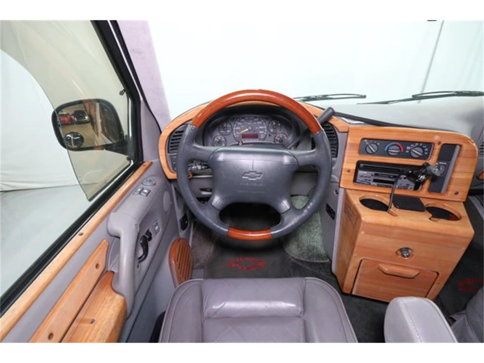 1997 Chevrolet Astro - Image 10 of 31