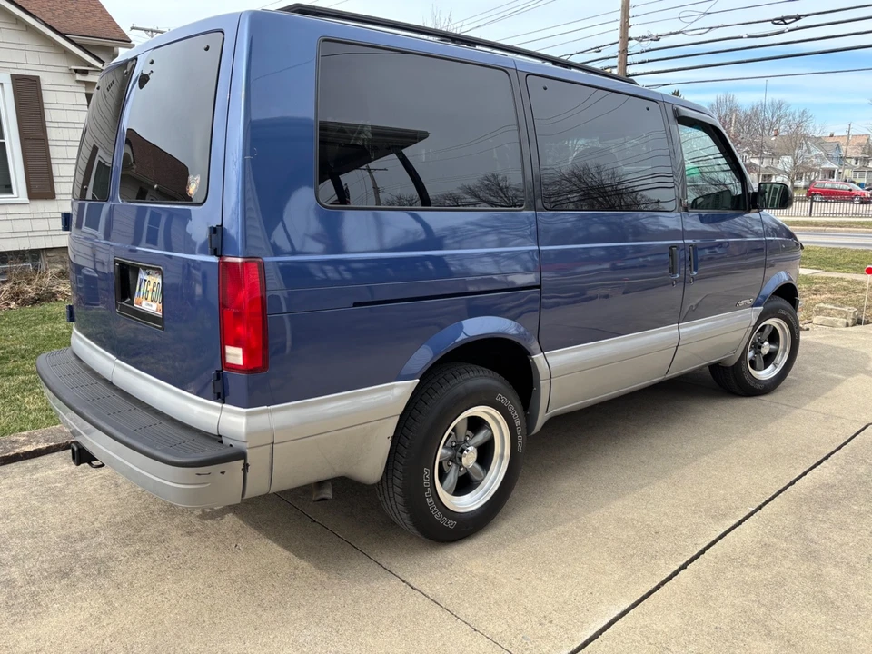 1997 Chevrolet Astro - Image 2 of 20
