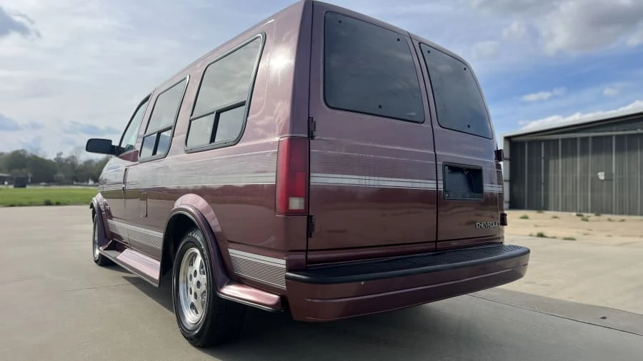 1997 Chevrolet Astro - Image 5 of 16