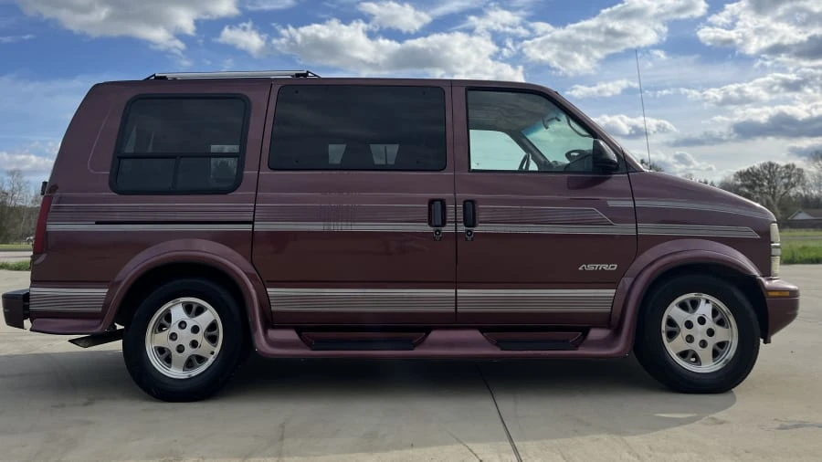 1997 Chevrolet Astro - Image 2 of 16