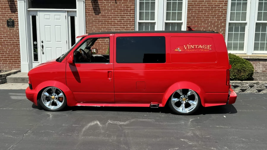 1997 Chevrolet Astro - Image 2 of 17