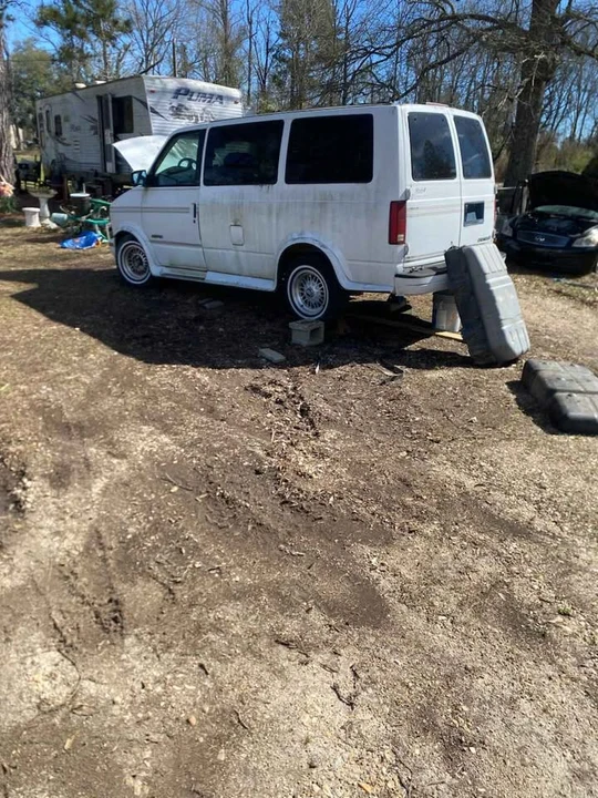 1997 Chevrolet Astro - Image 2 of 4
