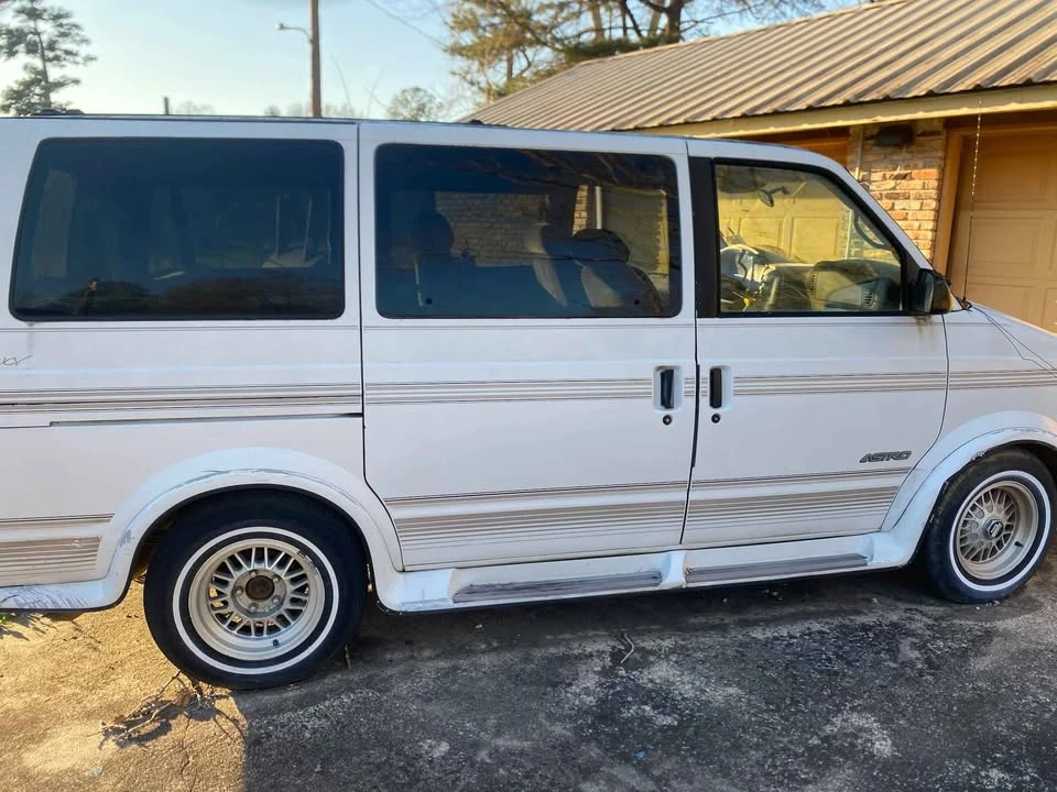1997 Chevrolet Astro - Image 4 of 4