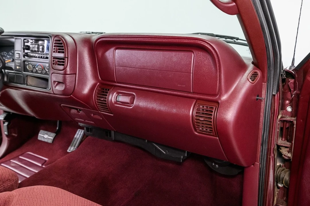 1997 Chevrolet - Image 24 of 31