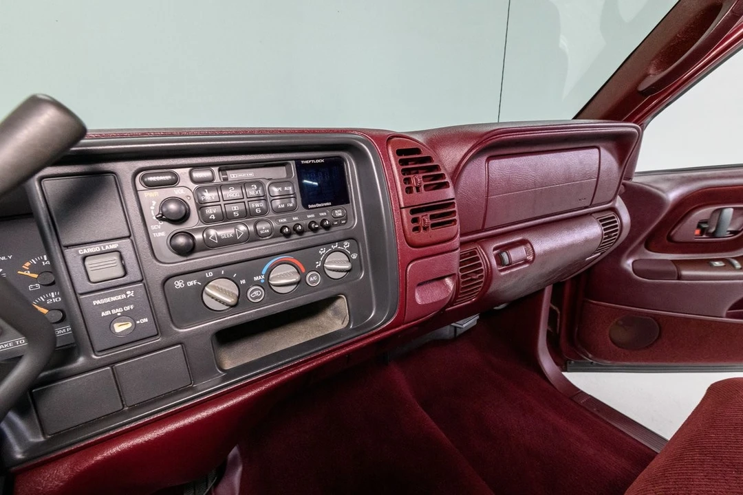 1997 Chevrolet - Image 15 of 31