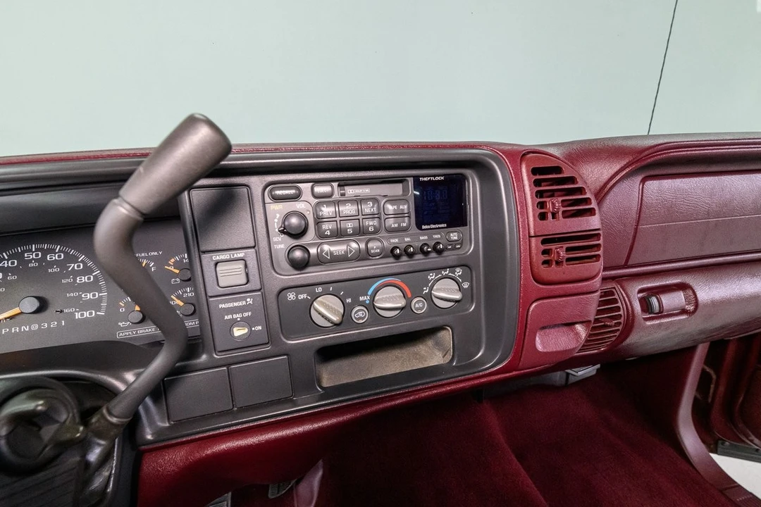 1997 Chevrolet - Image 14 of 31