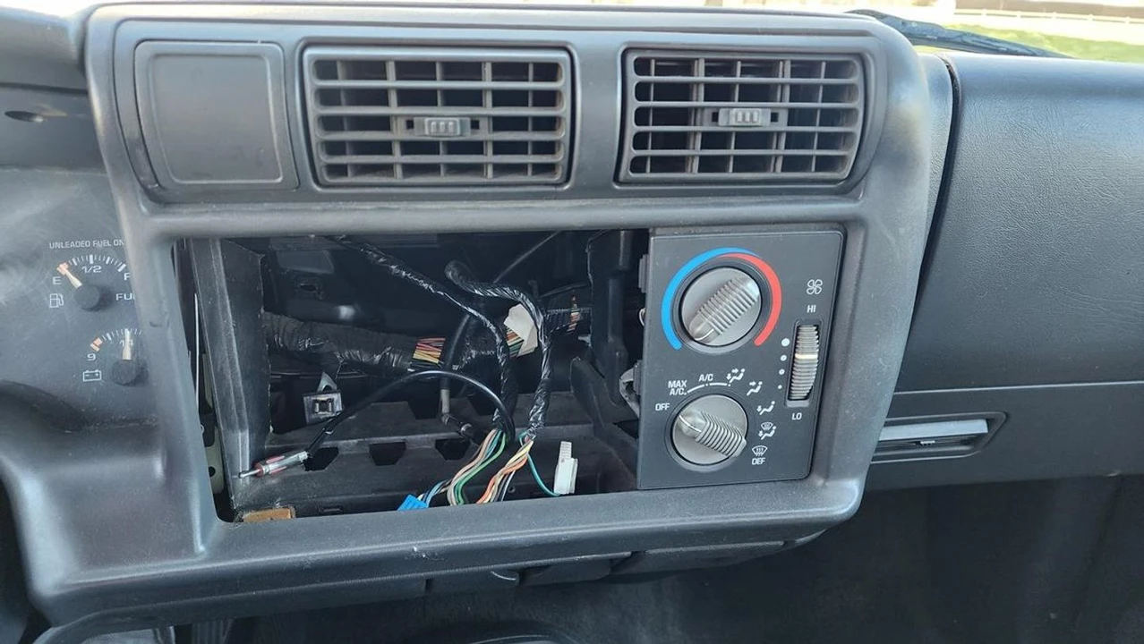 1997 Chevrolet S-10 - Image 18 of 21