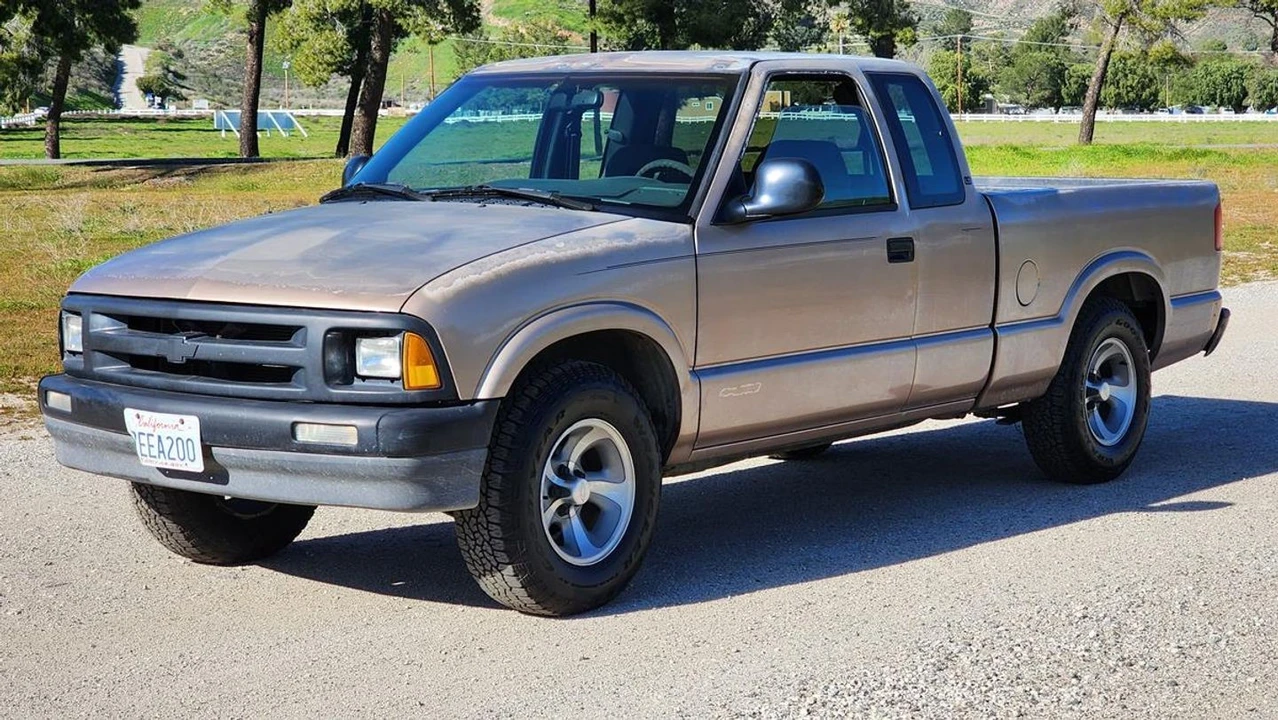 1997 Chevrolet S-10 - Image 2 of 21