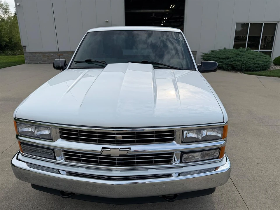 1997 Chevrolet Silverado - Image 4 of 31