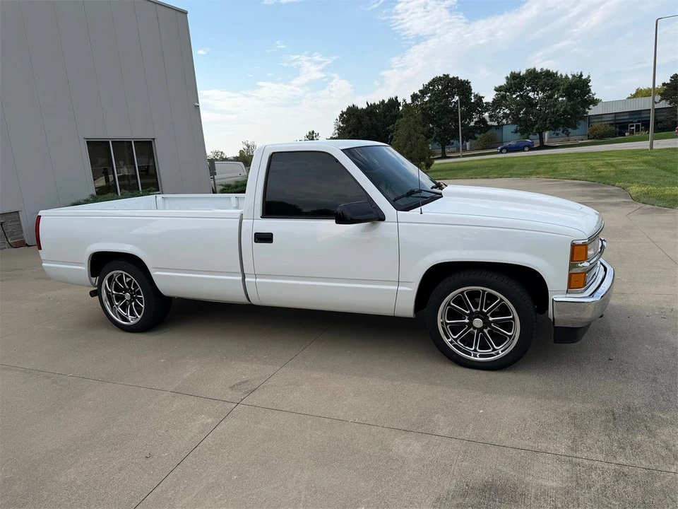 1997 Chevrolet Silverado - Image 2 of 31