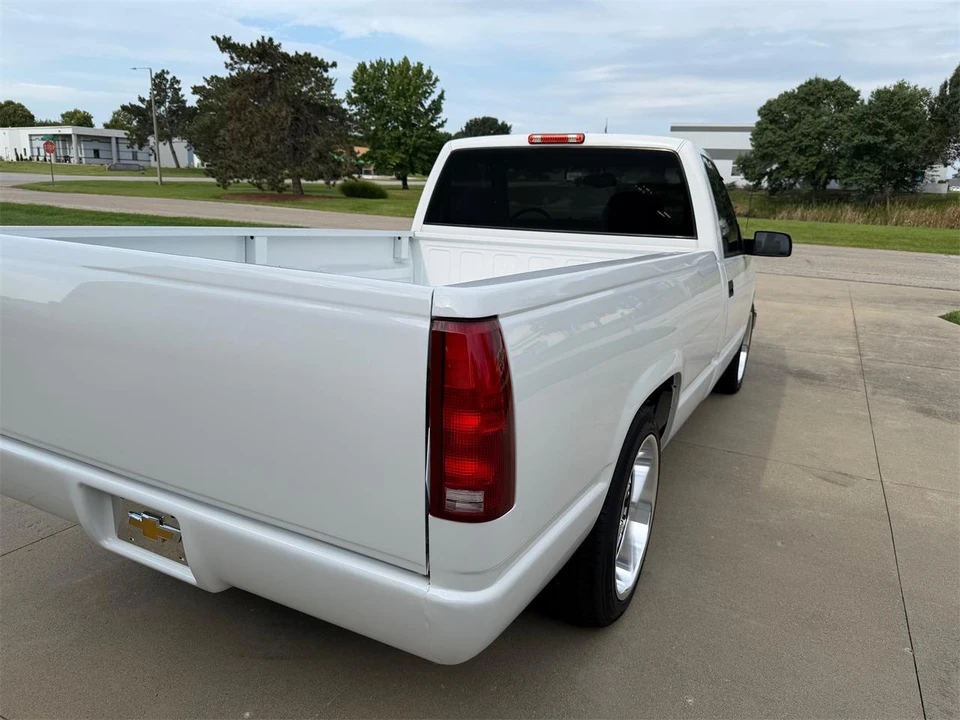 1997 Chevrolet Silverado - Image 6 of 31