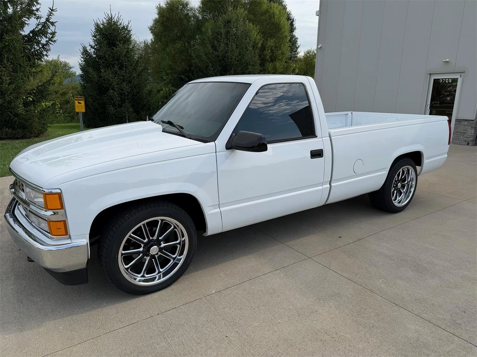 1997 Chevrolet Silverado - Image 3 of 31