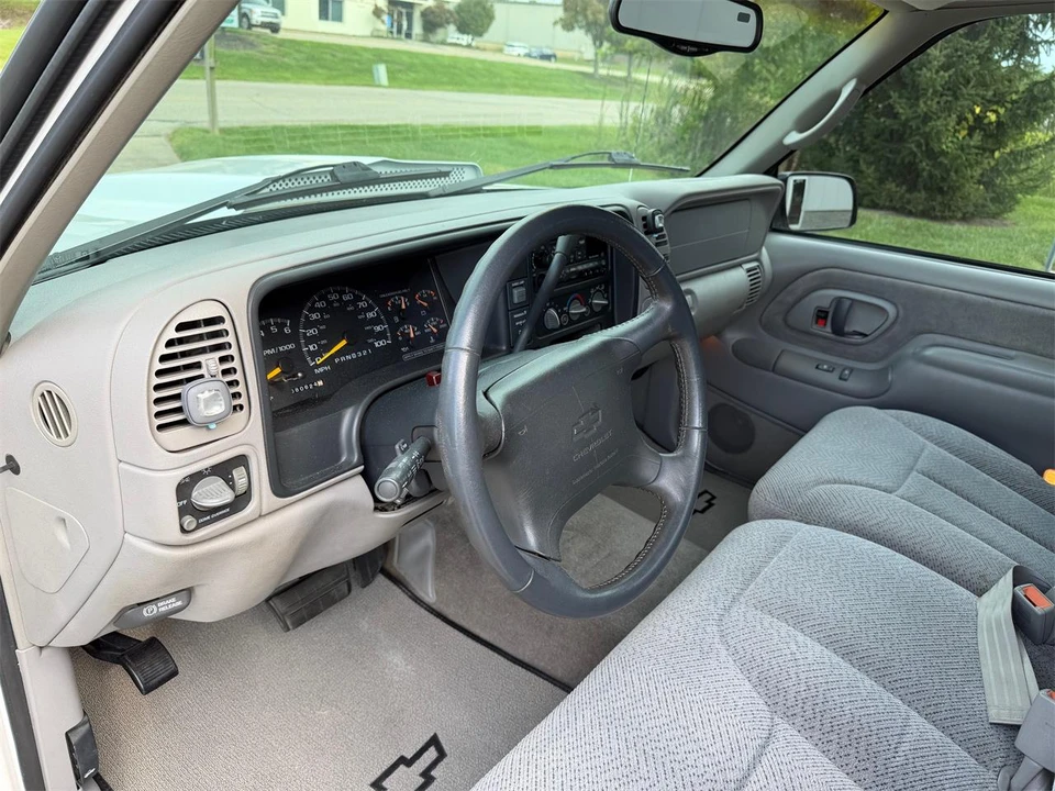 1997 Chevrolet Silverado - Image 24 of 31