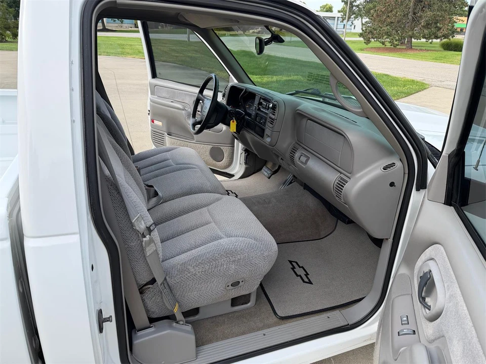 1997 Chevrolet Silverado - Image 28 of 31