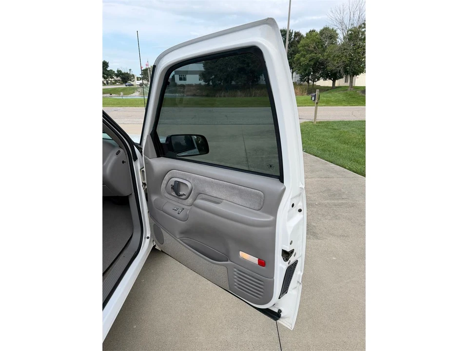 1997 Chevrolet Silverado - Image 29 of 31