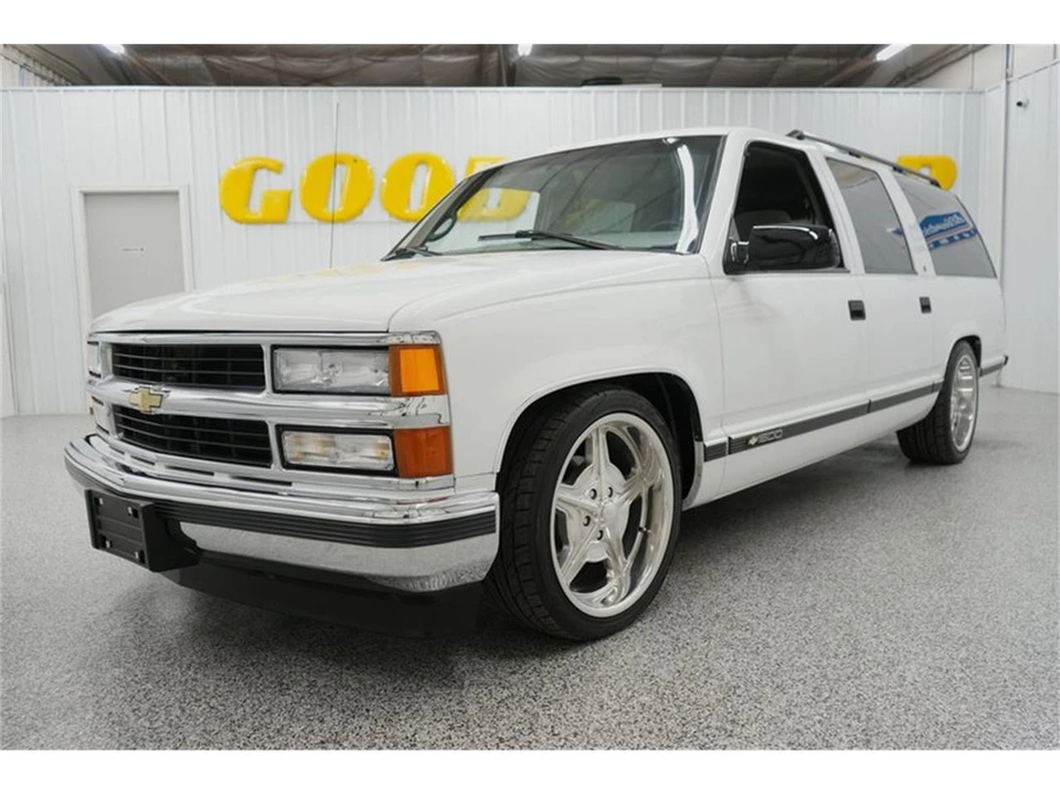 1997 Chevrolet Suburban 8th Gen - Image 2 of 31