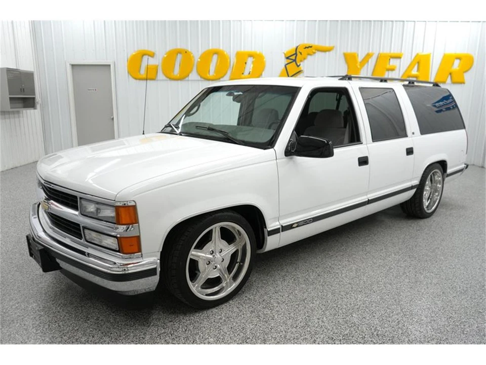 1997 Chevrolet Suburban 8th Gen - Image 3 of 31