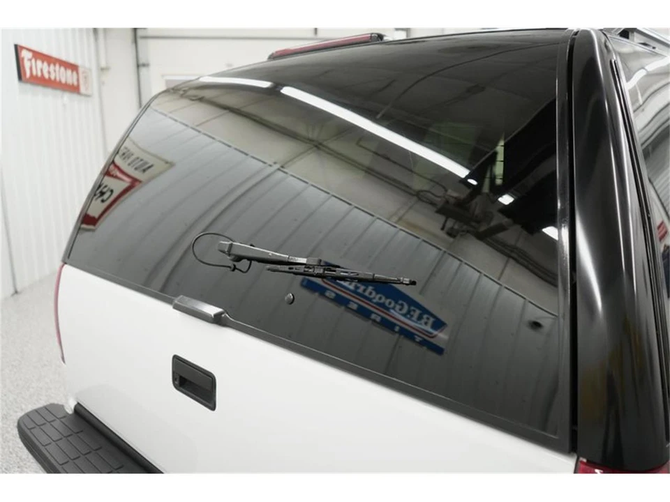1997 Chevrolet Suburban 8th Gen - Image 16 of 31