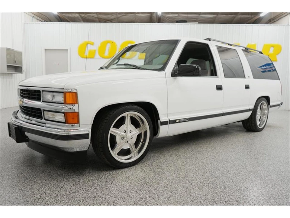 1997 Chevrolet Suburban 8th Gen - Image 4 of 31