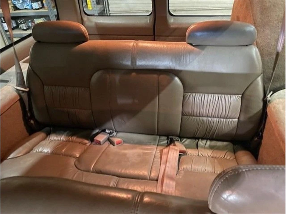 1997 Chevrolet Suburban 8th Gen - Image 9 of 17