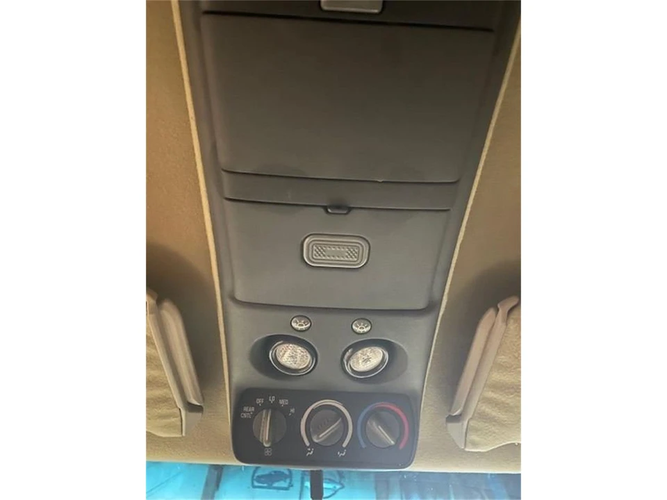1997 Chevrolet Suburban 8th Gen - Image 12 of 17