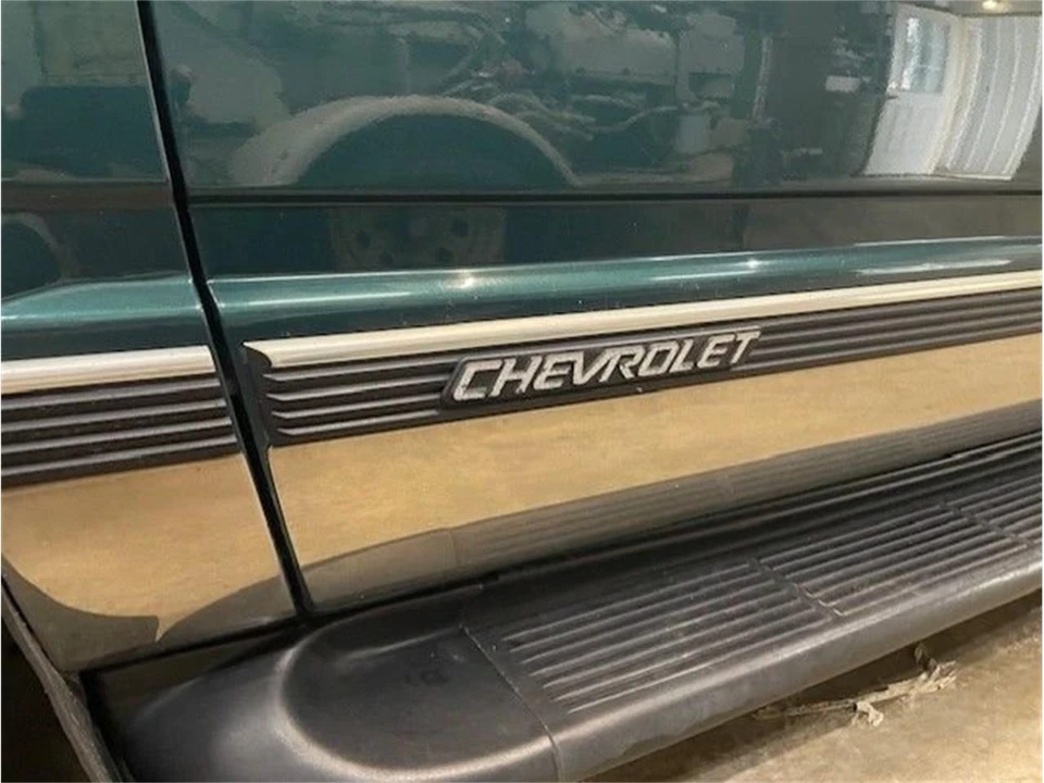 1997 Chevrolet Suburban 8th Gen - Image 5 of 17