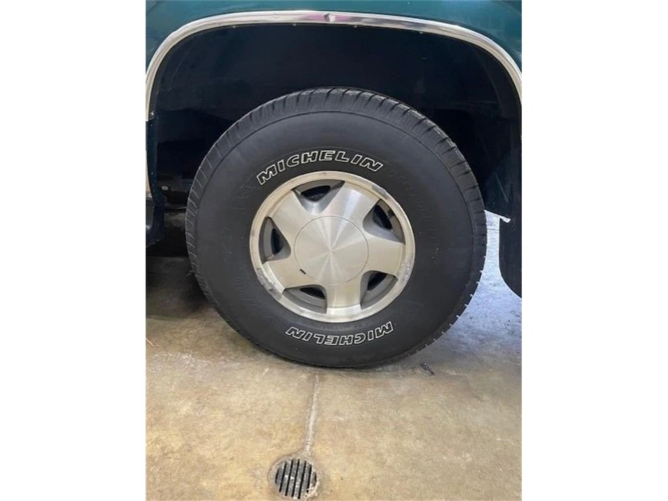 1997 Chevrolet Suburban 8th Gen - Image 6 of 17