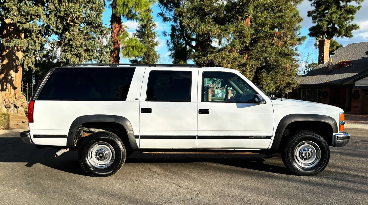 1997 Chevrolet Suburban 8th Gen - Image 4 of 21
