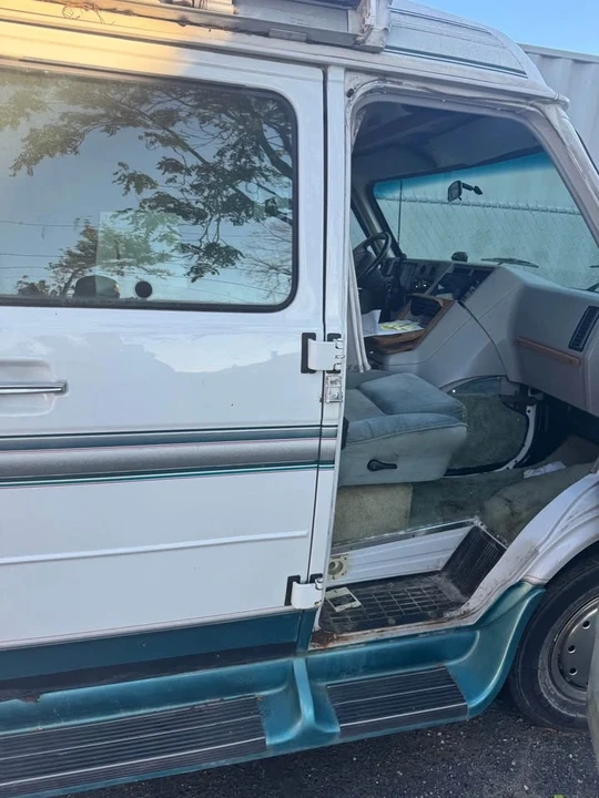 1997 Chevrolet Astro - Image 2 of 19