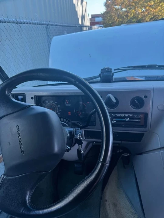 1997 Chevrolet Astro - Image 8 of 19