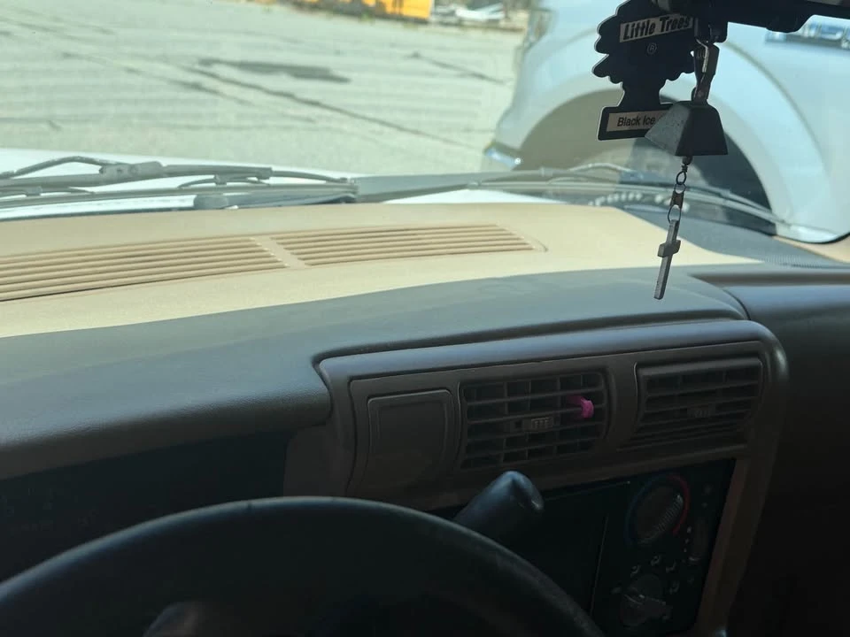 1997 Chevrolet S-10 - Image 4 of 10