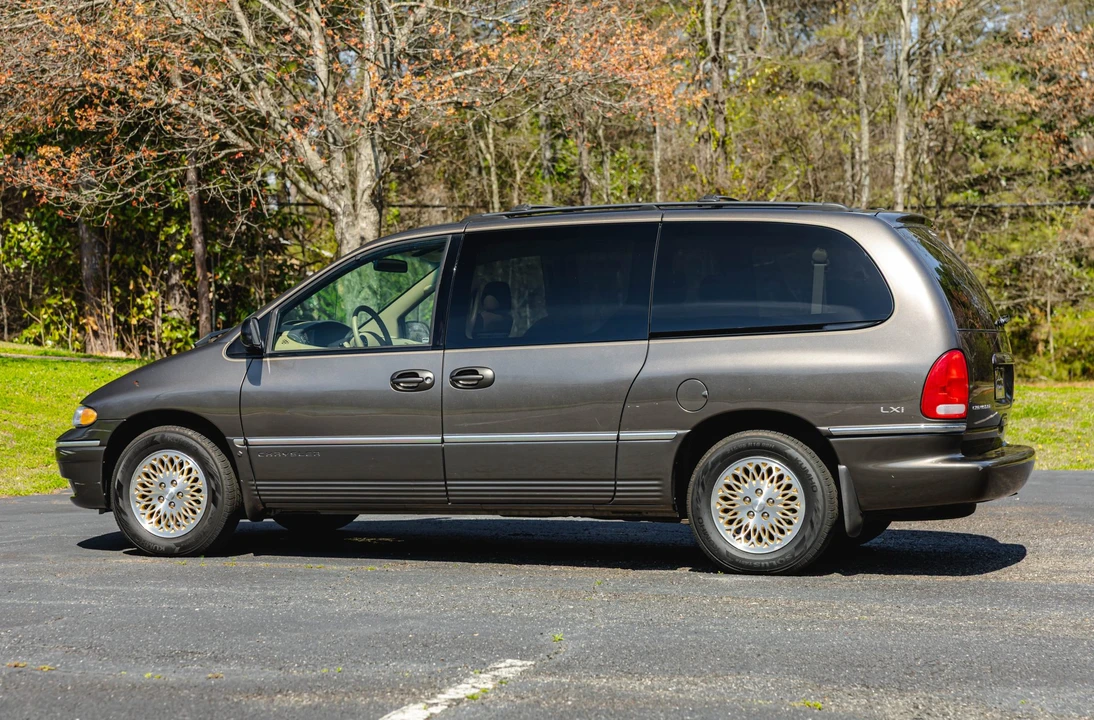 1997 Chrysler Town & Country - Image 22 of 31