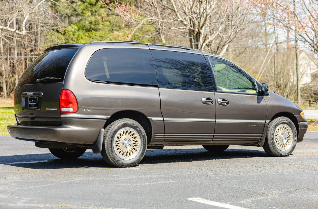 1997 Chrysler Town & Country - Image 13 of 31