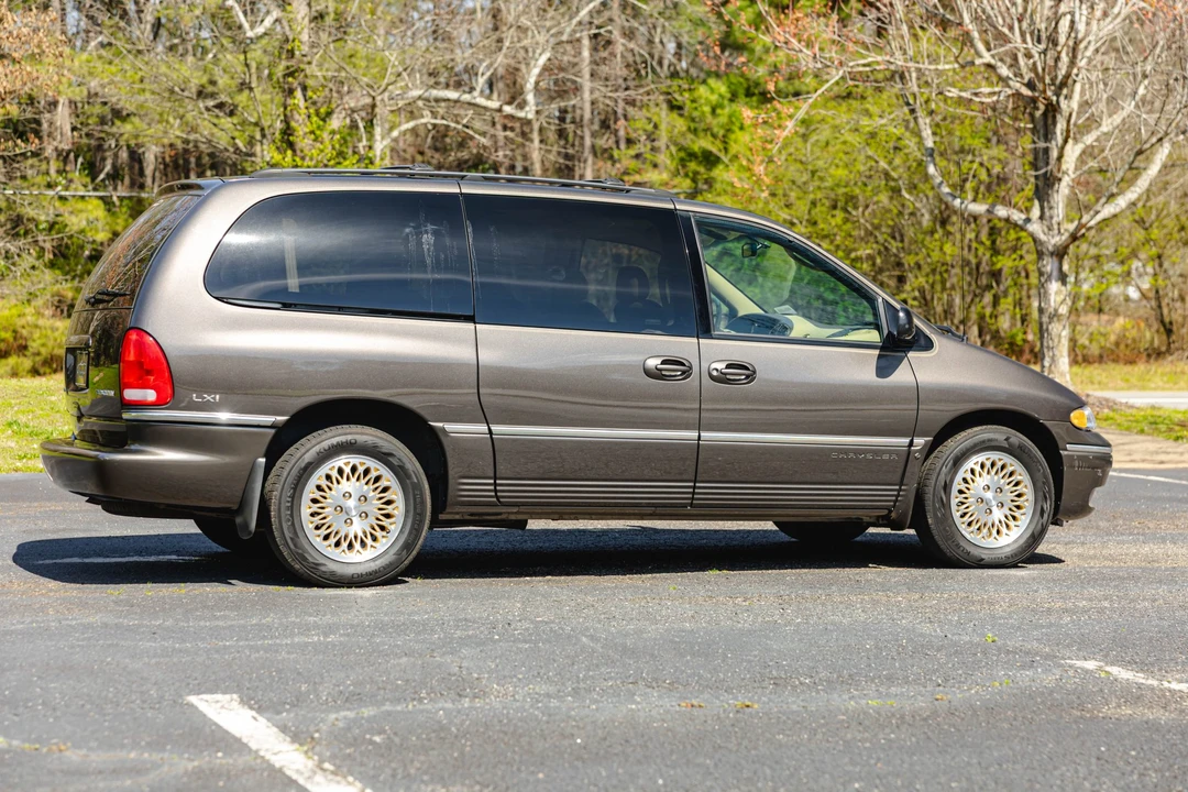 1997 Chrysler Town & Country - Image 12 of 31