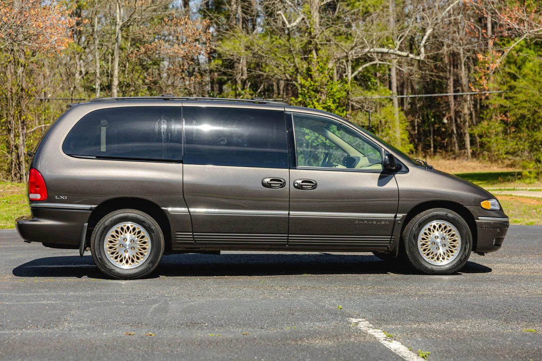 1997 Chrysler Town & Country - Image 11 of 31